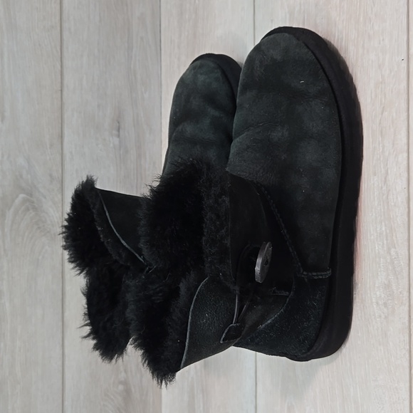 Ugg Australia Women's 3352 Button Black Suede Sheepskin Ankle Boots Shoes Sz 9 - Picture 2 of 11